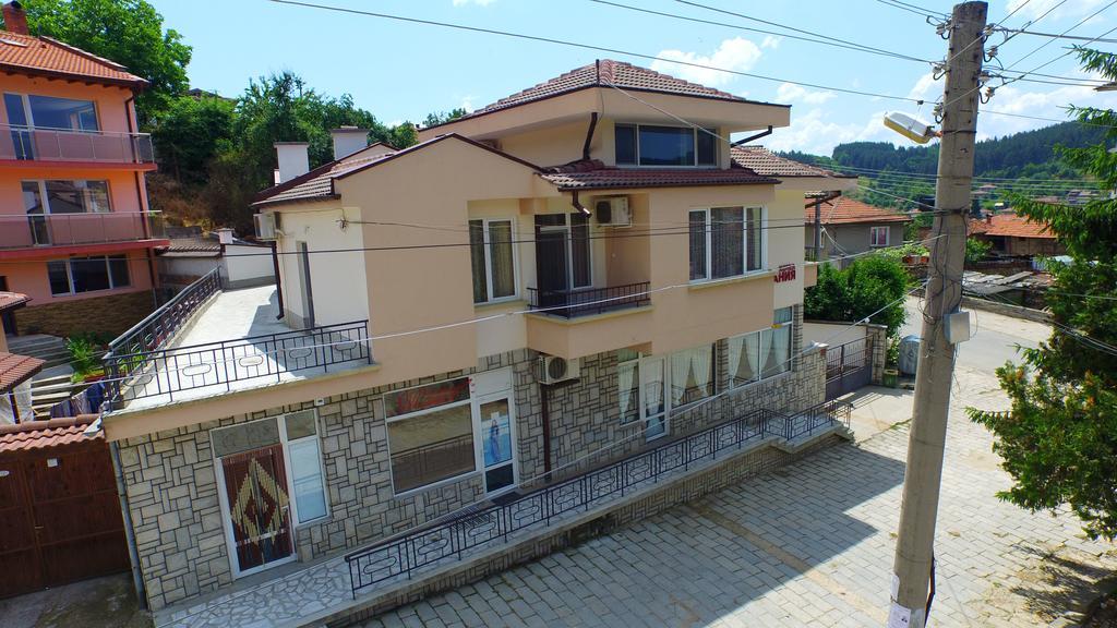 Mania Guest House Kalofer Ngoại thất bức ảnh